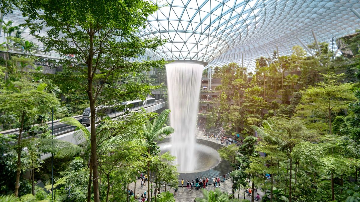 Vodopád i bujná krytá džungle. Singapurské letiště Changi je opět nejlepším na světě